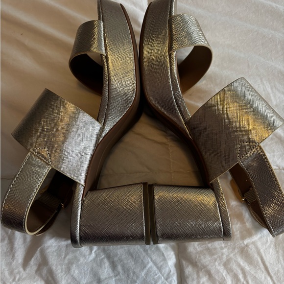 CAMILLA AEROSOLES GOLD HEELS - Picture 6 of 7